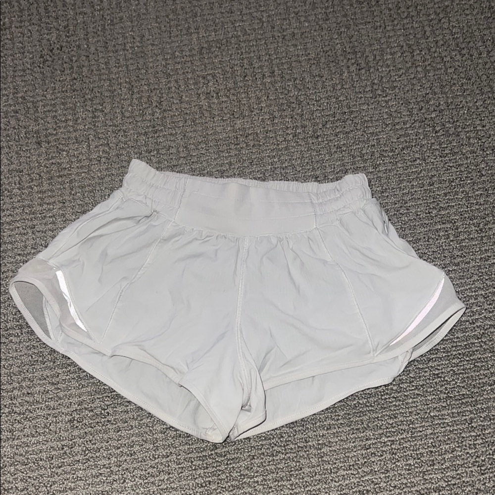 Women's white Lululemon hottie hot Shorts 2.5in!